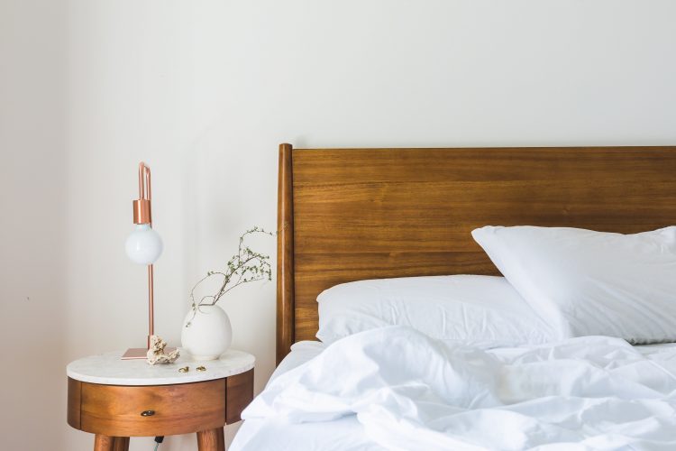5 Ways to Fill The Space Above Your Bed